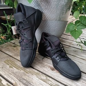 MONSTER BASKETBALL SHOES EUC